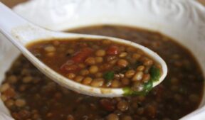 Sopa de lentilha com calabresa e bacon