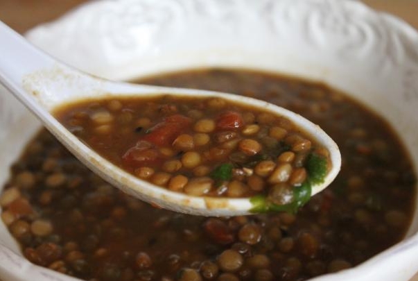 Sopa de lentilha com calabresa e bacon