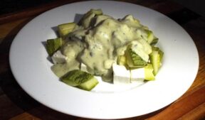 Salada de abobrinha ao molho gorgonzola