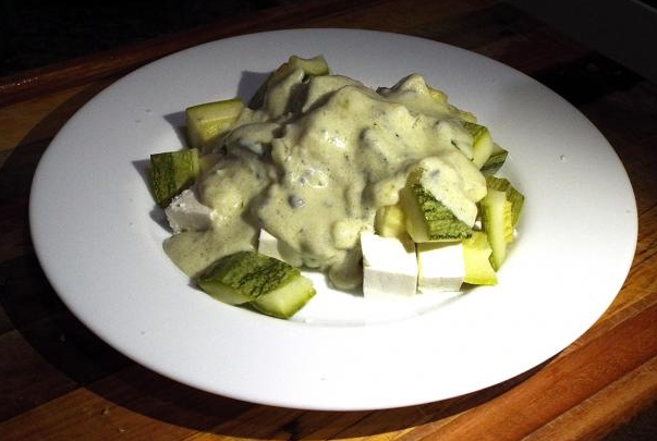 Salada de abobrinha ao molho gorgonzola