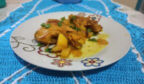 Frango caipira ao molho de açafrão