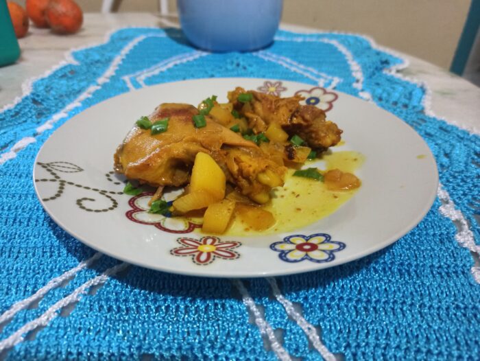 Frango caipira ao molho de açafrão