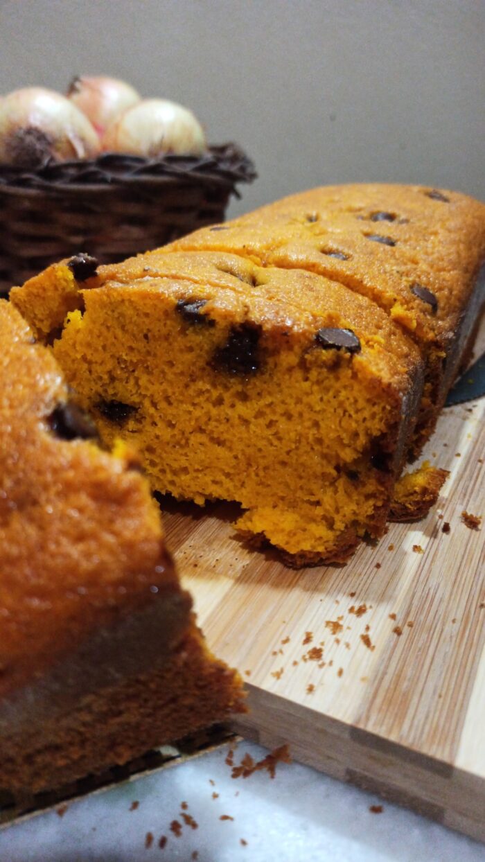 Bolo de cenoura com gotas de chocolate