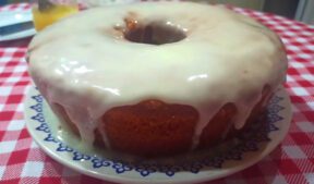 Bolo de laranja com glacê de açúcar