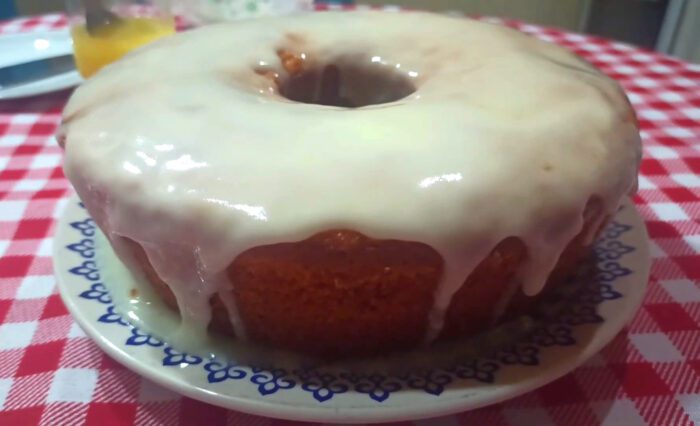 Bolo de laranja com glacê de açúcar