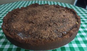 Torta de maracujá com cobertura de chocolate