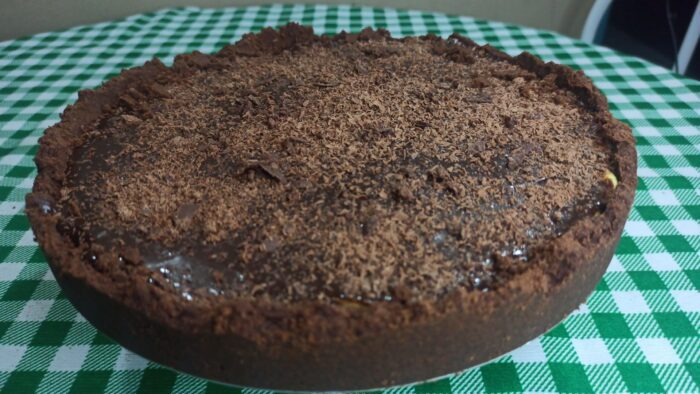 Torta de maracujá com cobertura de chocolate