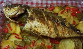 Peixe xaréu olhudo assado com pimentões e batata