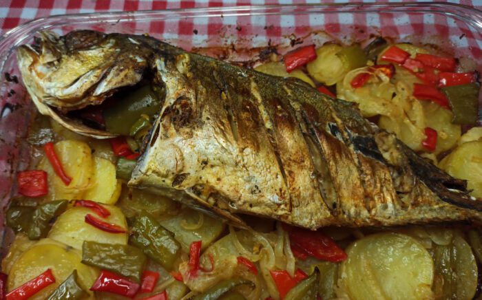 Peixe xaréu olhudo assado com pimentões e batata