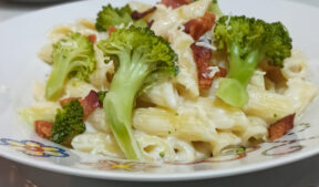 Penne ao molho branco com brócolis e bacon