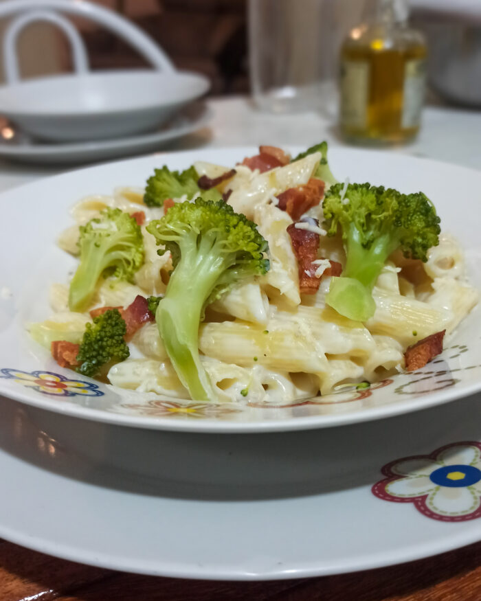 Penne ao molho branco com brócolis e bacon