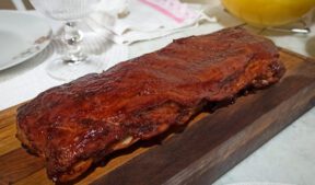 Costela Suína Assada com Barbecue e Marinada de Laranja
