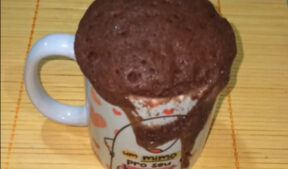 Bolo de caneca de chocolate no micro-ondas
